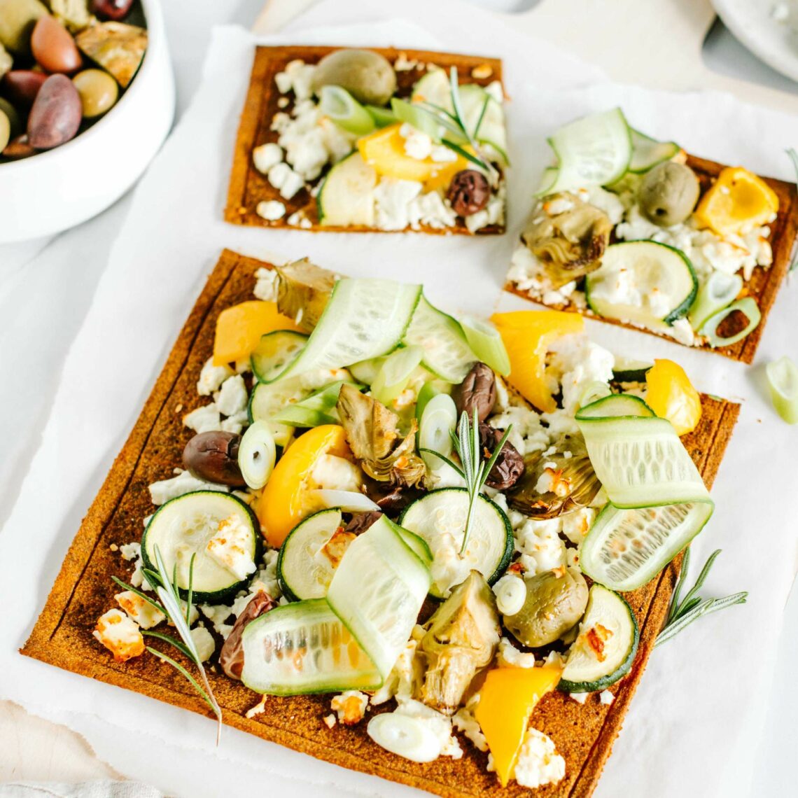 Geschnittene Pizza mit Griechisch inspiriertem Belag