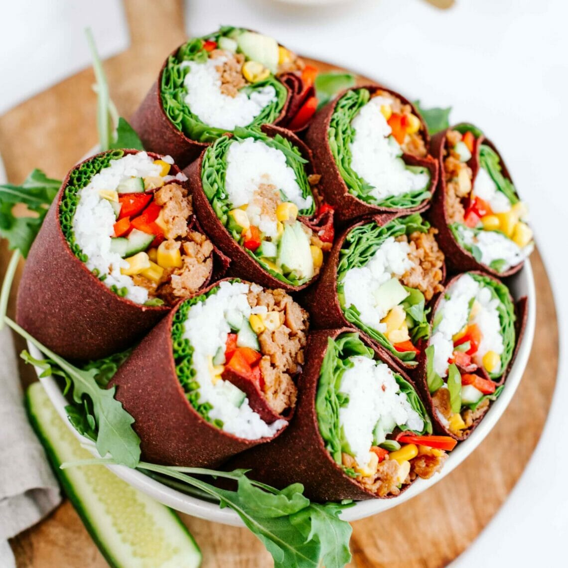 Burrito Vollgemüse Burittos aus Rote Beete Tortillas gefüllt mit Reis, Hack, Mais, Gemüse und Salat